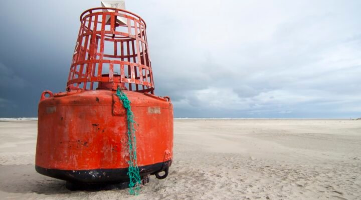 Boei op het strand van Midsland aan Zee, Terschelling