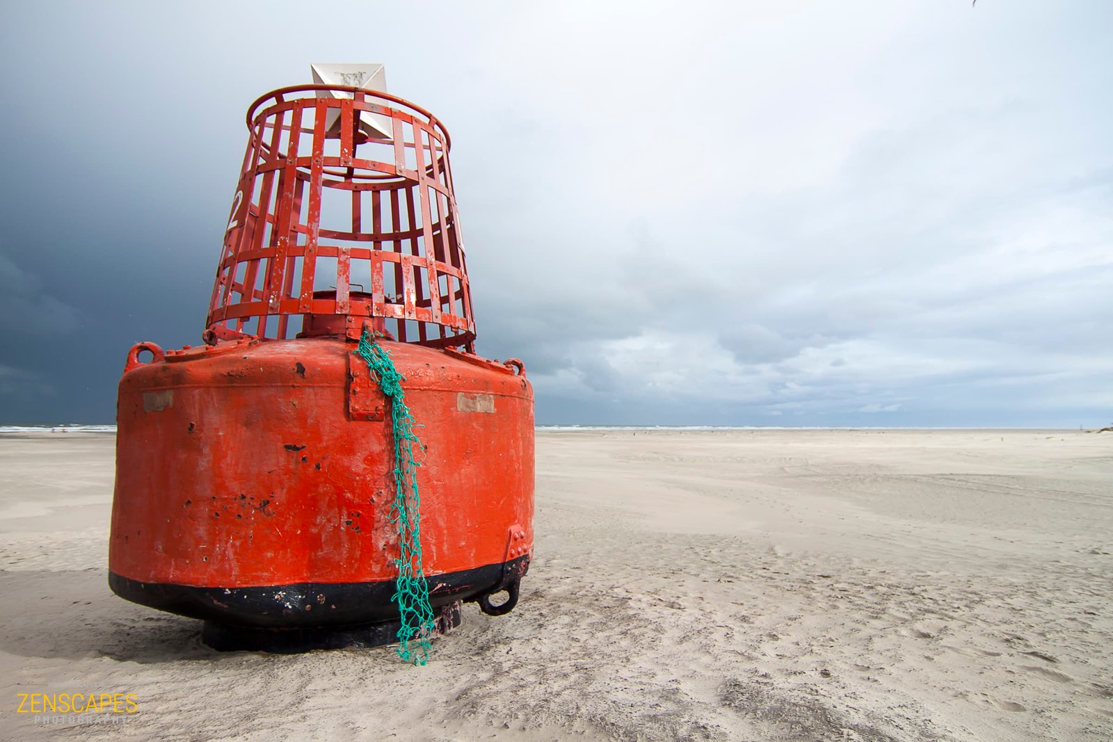 Boei op het strand van Midsland aan Zee, Terschelling