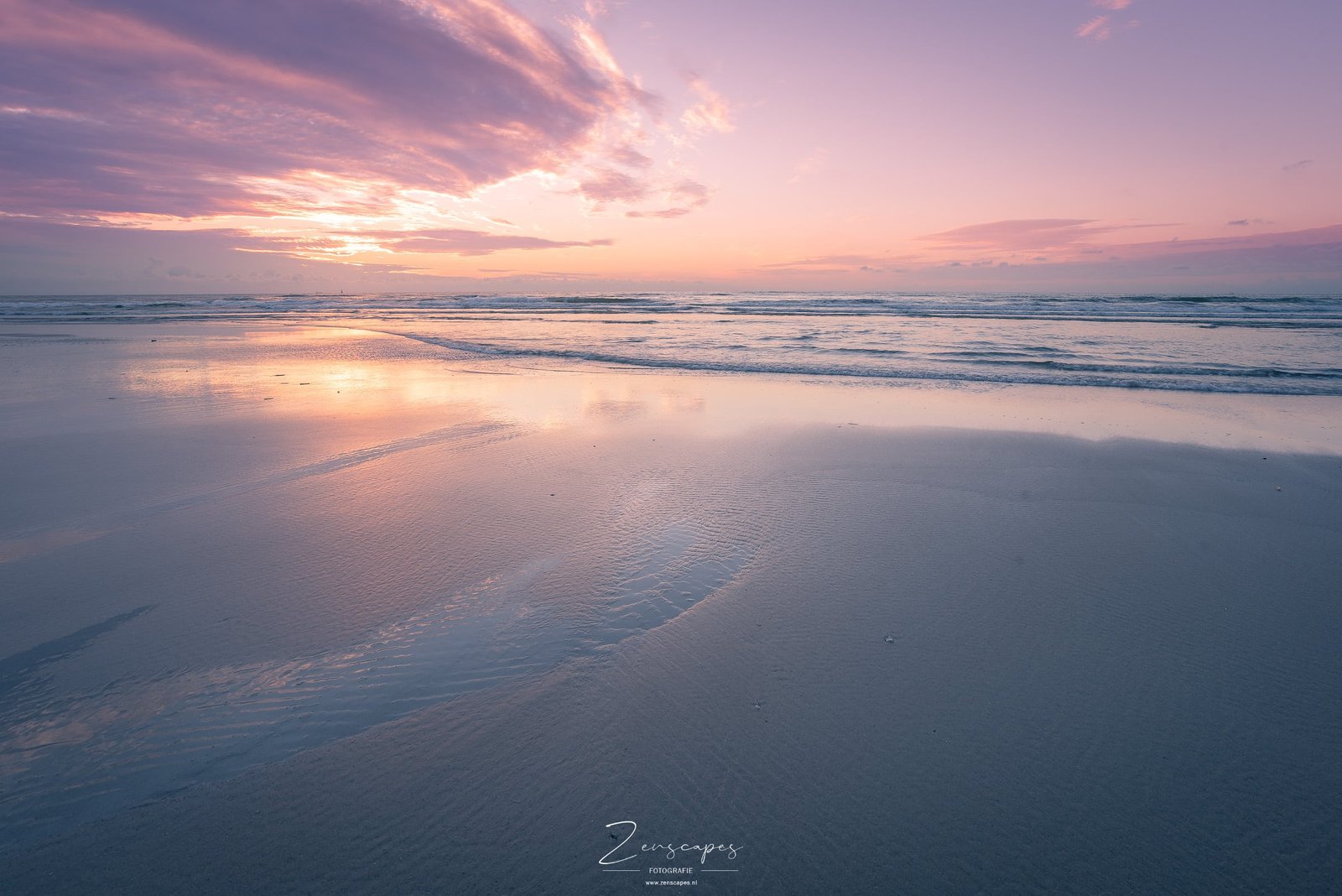 Zonsondergang op het strand op Terschelling - Midsland aan Zee