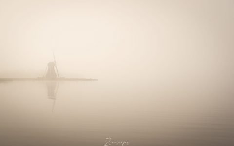 Mist boven het Paterswoldsemeer - Molen 'De Helper'