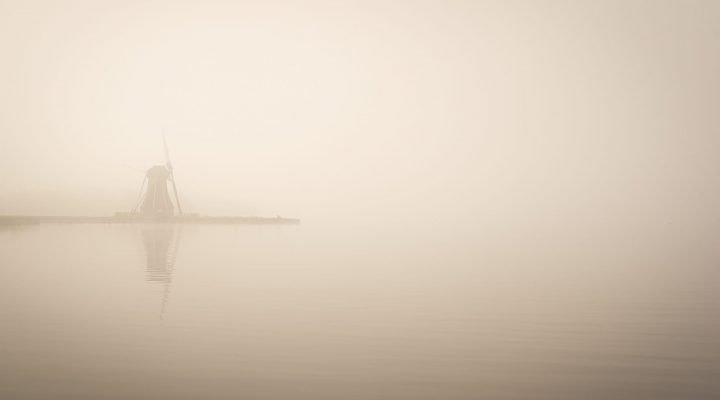 Mist boven het Paterswoldsemeer - Molen 'De Helper'