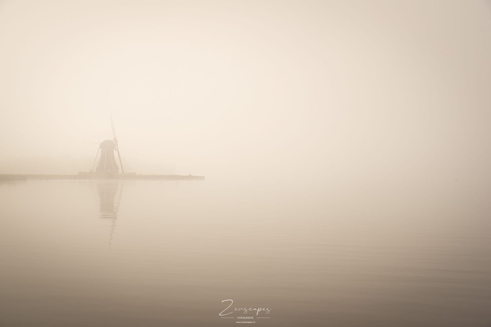 Mist boven het Paterswoldsemeer - Molen 'De Helper'