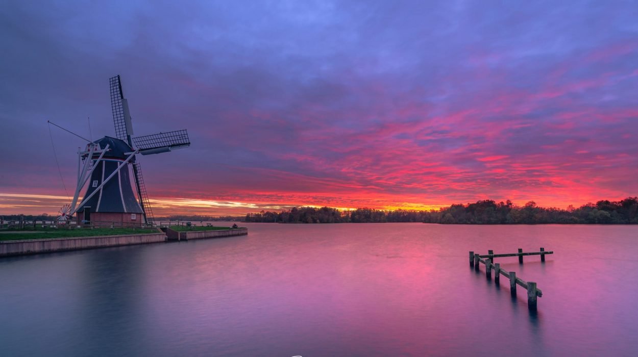 Molen De Helper aan het Paterswoldsemeer bij Groningen - Kleurrijke zonsondergang