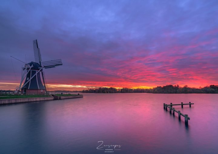 Molen De Helper aan het Paterswoldsemeer bij Groningen - Kleurrijke zonsondergang