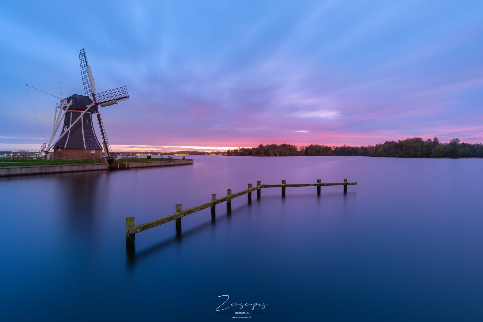 Molen De Helper aan het Paterswoldsemeer bij Groningen - Kleurrijke zonsondergang