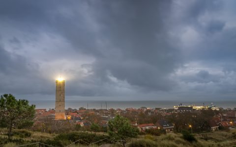 De avond valt over Terschelling - De Brandaris