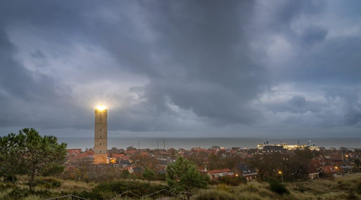 De avond valt over Terschelling - De Brandaris